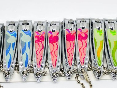 beyaz zemin üzerinde tırnak makası