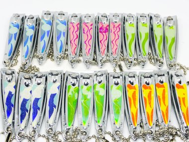 beyaz zemin üzerinde tırnak makası