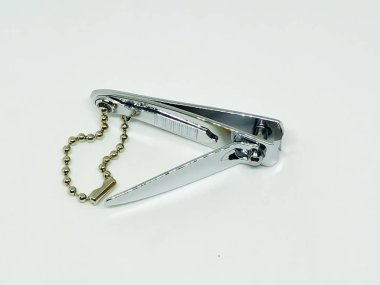 beyaz zemin üzerinde tırnak makası