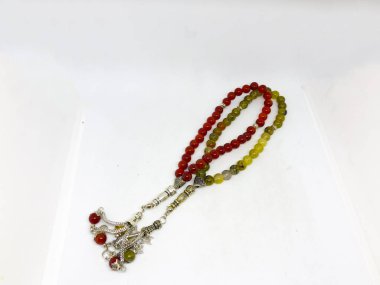 Çeşitli tespih boncukları, beyaz arka plan