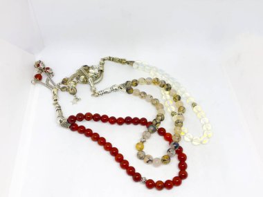 Çeşitli tespih boncukları, beyaz arka plan