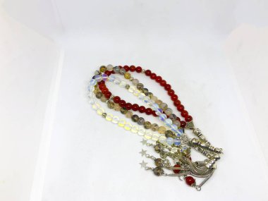 Çeşitli tespih boncukları, beyaz arka plan