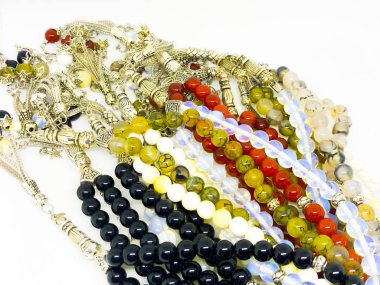 Çeşitli tespih boncukları, beyaz arka plan