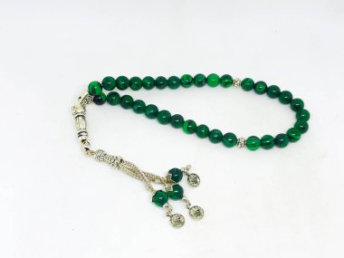 Çeşitli tespih boncukları, beyaz arka plan