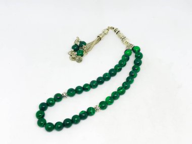 Çeşitli tespih boncukları, beyaz arka plan