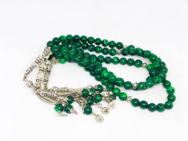 Çeşitli tespih boncukları, beyaz arka plan