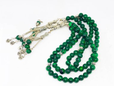 Çeşitli tespih boncukları, beyaz arka plan