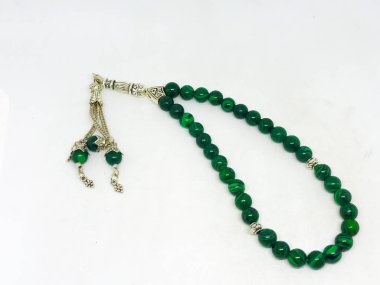 Çeşitli tespih boncukları, beyaz arka plan