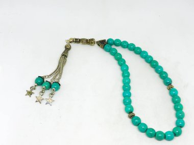 Çeşitli tespih boncukları, beyaz arka plan