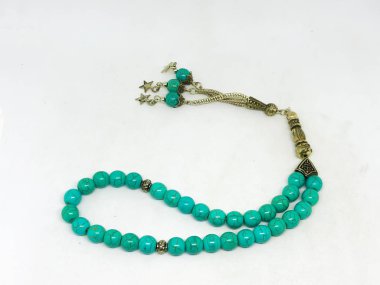 Çeşitli tespih boncukları, beyaz arka plan