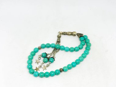 Çeşitli tespih boncukları, beyaz arka plan