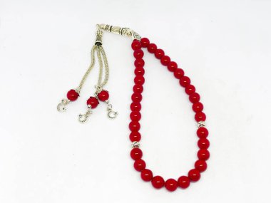 Çeşitli tespih boncukları, beyaz arka plan