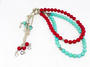 Çeşitli tespih boncukları, beyaz arka plan