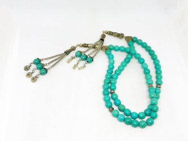 Çeşitli tespih boncukları, beyaz arka plan