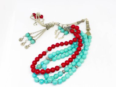 Çeşitli tespih boncukları, beyaz arka plan