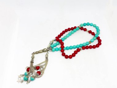 Çeşitli tespih boncukları, beyaz arka plan