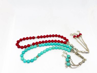 Çeşitli tespih boncukları, beyaz arka plan