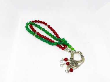 Çeşitli tespih boncukları, beyaz arka plan