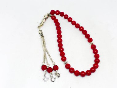 Çeşitli tespih boncukları, beyaz arka plan