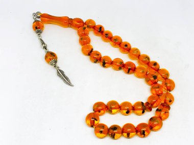 Çeşitli tespih boncukları, beyaz arka plan