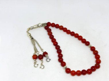 Çeşitli tespih boncukları, beyaz arka plan