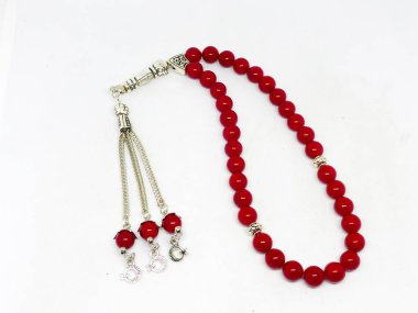 Çeşitli tespih boncukları, beyaz arka plan