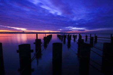 Uzun pozlama iskelesi ve gün batımı