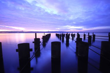 Uzun pozlama iskelesi ve gün batımı