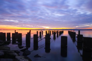 Uzun pozlama iskelesi ve gün batımı
