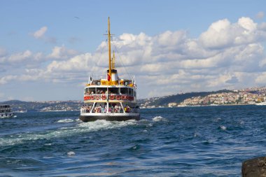 Boğaz'da eski feribot (vapur) ile deniz yolculuğu - İstanbul, Türkiye