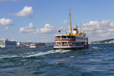 Boğaz'da eski feribot (vapur) ile deniz yolculuğu - İstanbul, Türkiye
