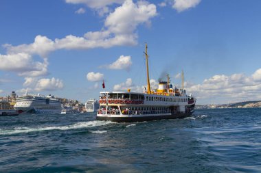 Boğaz'da eski feribot (vapur) ile deniz yolculuğu - İstanbul, Türkiye