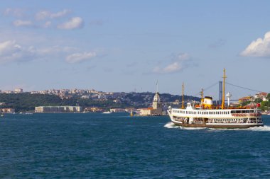 Boğaz'da eski feribot (vapur) ile deniz yolculuğu - İstanbul, Türkiye
