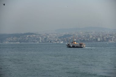 Boğaz'da eski feribot (vapur) ile deniz yolculuğu - İstanbul, Türkiye