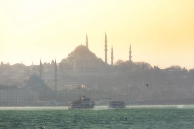 İstanbul'da gün batımında Yeni Cami (Türkçe: Yeni Camii). Türkiye
