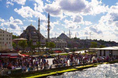 İstanbul'da gün batımında Yeni Cami (Türkçe: Yeni Camii). Türkiye