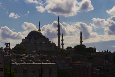 İstanbul'da gün batımında Yeni Cami (Türkçe: Yeni Camii). Türkiye