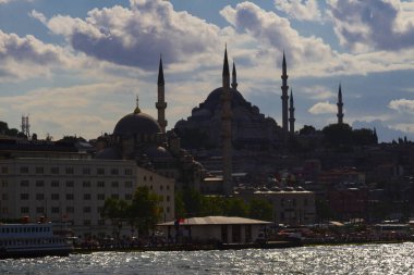 İstanbul'da gün batımında Yeni Cami (Türkçe: Yeni Camii). Türkiye