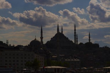 İstanbul'da gün batımında Yeni Cami (Türkçe: Yeni Camii). Türkiye