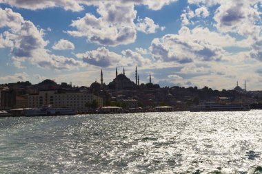 İstanbul'da gün batımında Yeni Cami (Türkçe: Yeni Camii). Türkiye