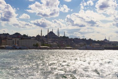 İstanbul'da gün batımında Yeni Cami (Türkçe: Yeni Camii). Türkiye
