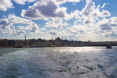 İstanbul'da gün batımında Yeni Cami (Türkçe: Yeni Camii). Türkiye