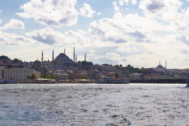İstanbul'da gün batımında Yeni Cami (Türkçe: Yeni Camii). Türkiye