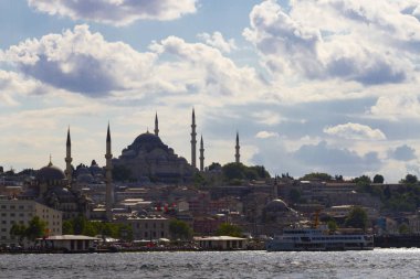 İstanbul'da gün batımında Yeni Cami (Türkçe: Yeni Camii). Türkiye
