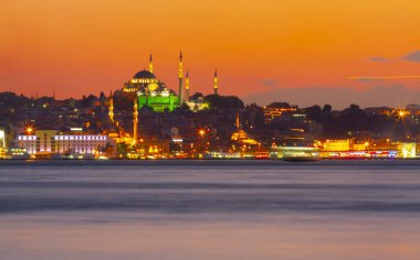 İstanbul'da gün batımında Yeni Cami (Türkçe: Yeni Camii). Türkiye