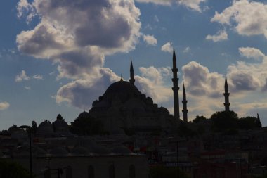 İstanbul'da gün batımında Yeni Cami (Türkçe: Yeni Camii). Türkiye