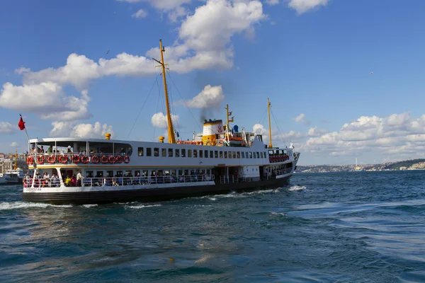 Boğaz Eski Feribot Vapur Ile Deniz Yolculuğu Stanbul Türkiye — Stok fotoğraf