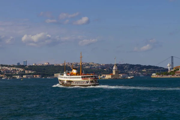Boğaz'da eski feribot (vapur) ile deniz yolculuğu - İstanbul, Türkiye