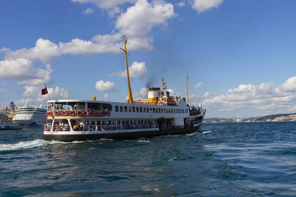 Boğaz'da eski feribot (vapur) ile deniz yolculuğu - İstanbul, Türkiye