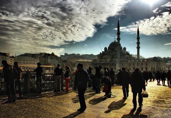 日没時のイスタンブールの新しいモスク トルコ語 イェニ カミイ トルコ — ストック写真